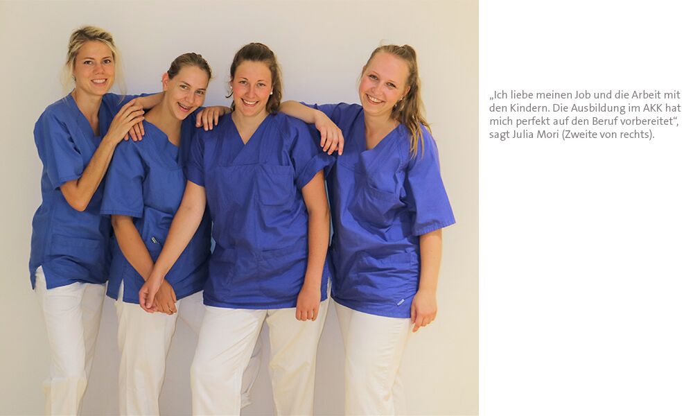 Junge Kinderkrankenpflegerinnen Team Spaß bei der Ausbildung